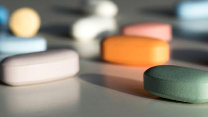 Eine Mischung von Medikamenten zur Behandlung von HIV liegen auf einem Tisch