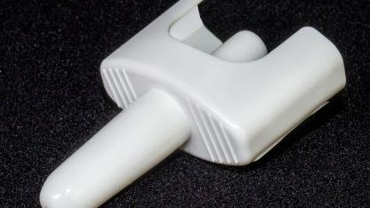Weißes Naloxon-Nasenspray auf dunkler Unterlage