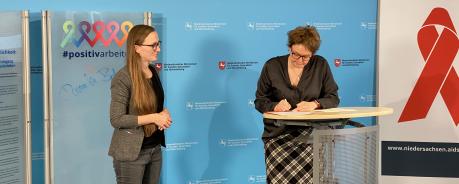 Ministerin Behrens beim Zeichnen_Engelbrecht von der Aidshilfe Niedersachsen.jpeg