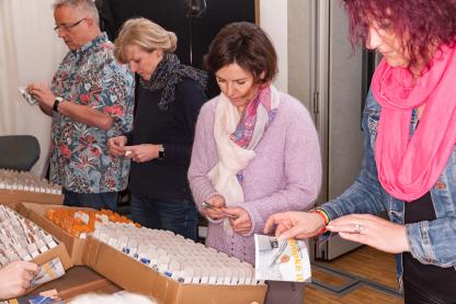 Tolle Packaktion mit Hilfe von JES und MSD für unsere Drogenkampagne
