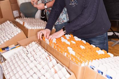 Tolle Packaktion mit Hilfe von JES und MSD für unsere Drogenkampagne