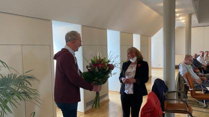 Jürgen Hoffmann gratuliert Ingrid Mumm