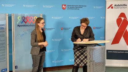 Ministerin Behrens beim Zeichnen_Engelbrecht von der Aidshilfe Niedersachsen.jpeg
